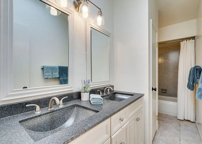 Holiday home Foothills Oasis Near Hiking Trails!