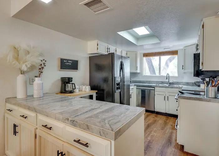 Holiday home Foothills Oasis Near Hiking Trails!